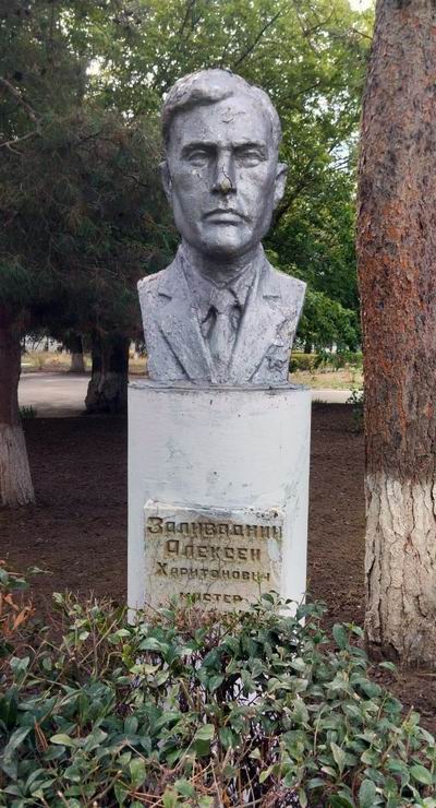 Памятник в посёлке Советское Руно