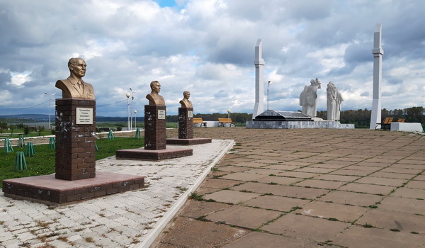 Аллея Героев в городе Дюртюли (общий вид)