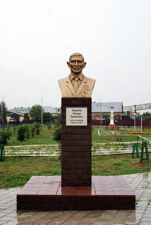 Аллея Героев в городе Дюртюли (бюст)