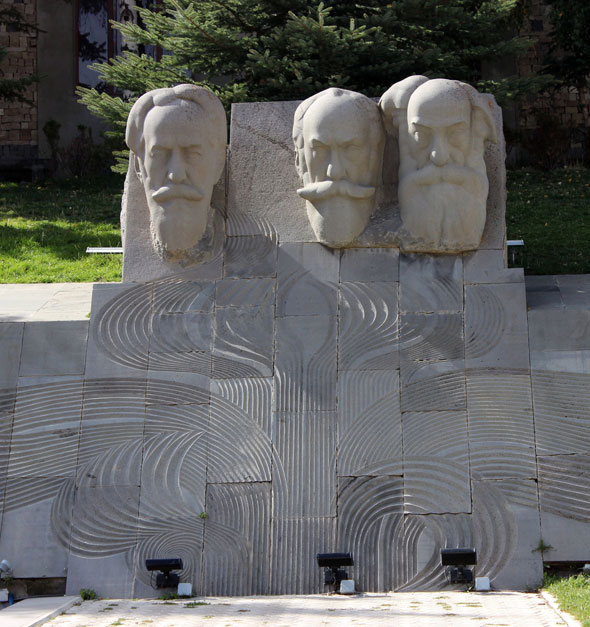 Памятник в Цахкадзоре