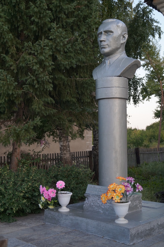 Бюст в с Гальцовка