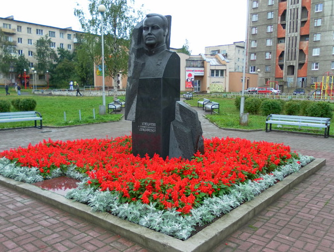 Памятник в Петрозвадске (вид 2)