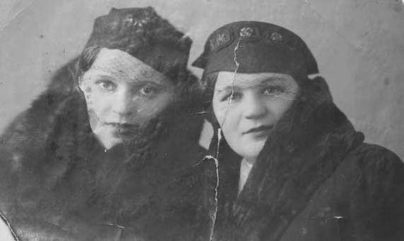 Е.Мазаник и ее сестра В.Щуцкая, 1938 год.