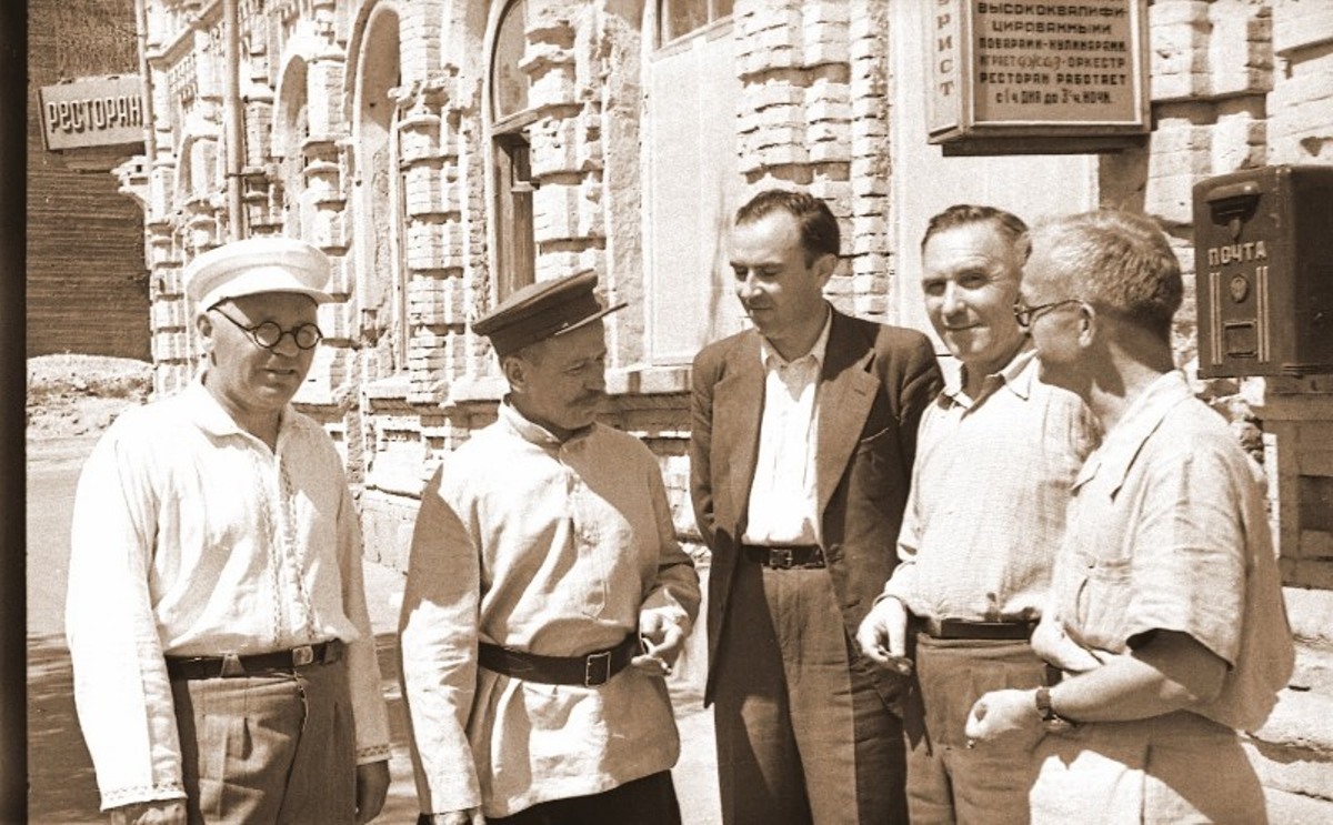 М.А. Шолохов (второй слева)