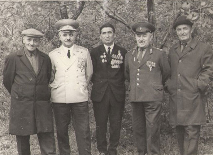 Меликсетян Хачик Амаякович в центре.