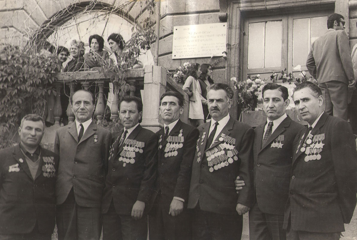 Меликсетян Хачик Амаякович (в центре) с армянскими кавалерами ордена Славы, Ереван, 09.05.1972.