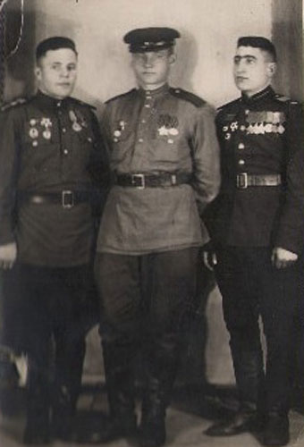 Меликсетян Хачик Амаякович (справа) с однополчанами, 1945 г.