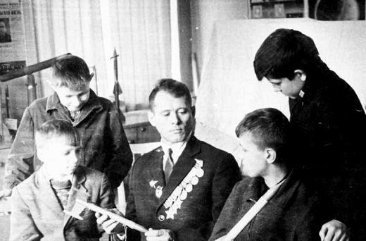 Т.Ф.Емельянов со школьниками