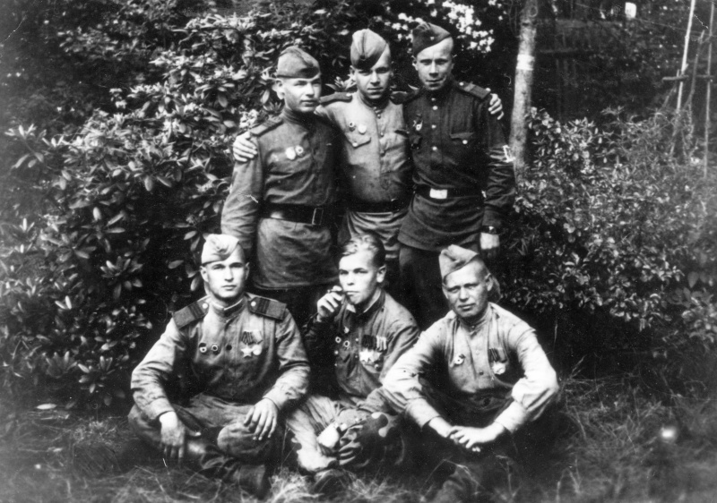 В.Н. Кривоногов (внизу, в центре)