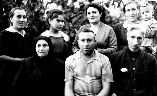 В.И.Аряев с семьей