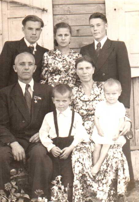 Духанин Е.И. с семьей, 1950-е годы. Фото предоставлено дочерью Героя Курносовой Людмилой Ефимовной.