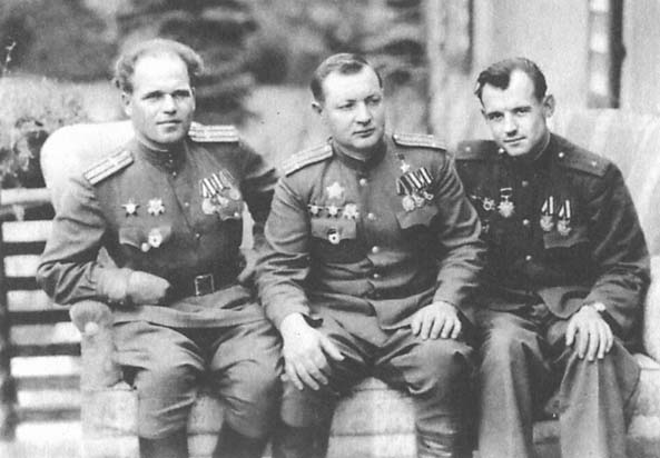 П.А.Мельников (в центре) с однополчанами