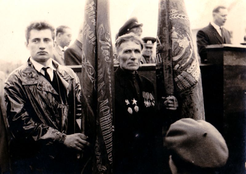 В.И.Литвинов - знаменосец на демонстрации