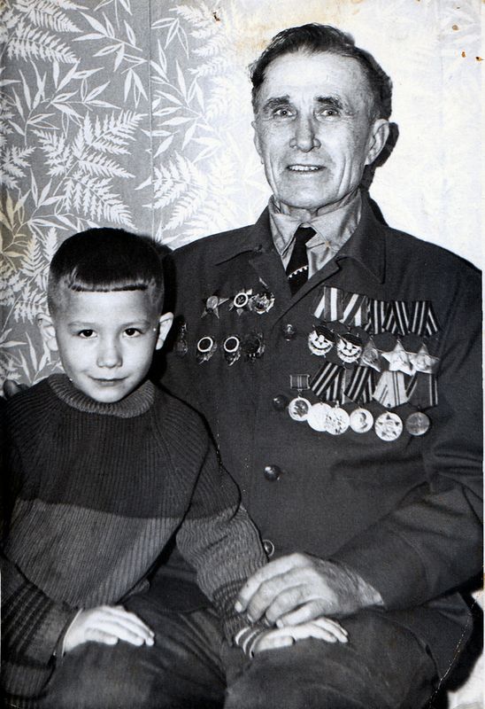 В.И.Литвинов с внуком. Конец 70-х годов.