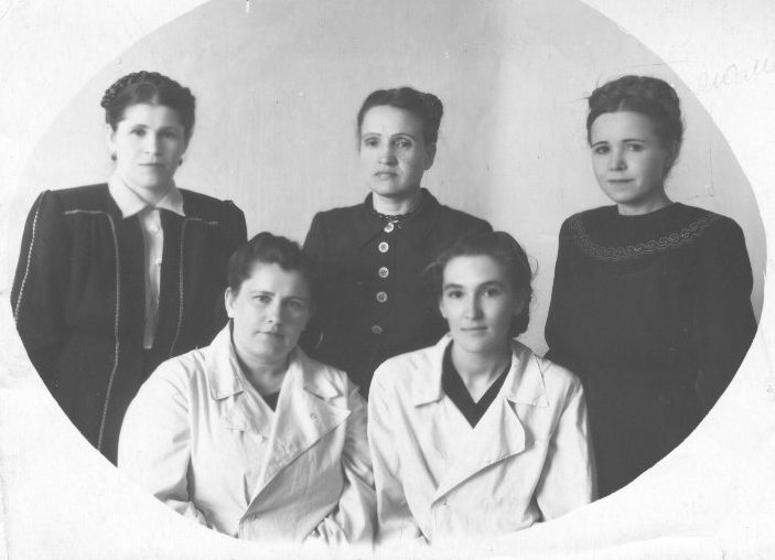 Н.А.Маношина (во втором ряду крайняя справа) с коллегами.