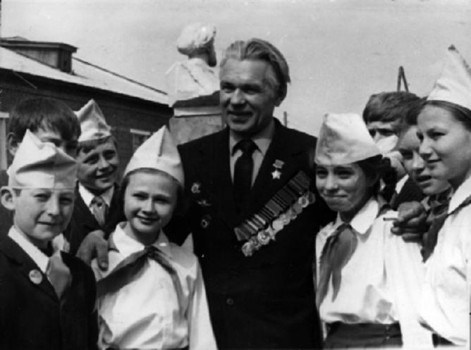 М.П.Васильев с хомутовскими школьниками.