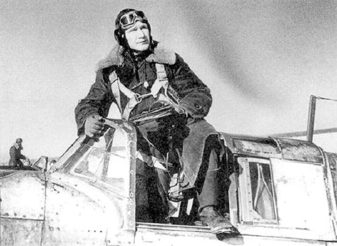 А.П.Коломиец в своем штурмовике Ил-2.