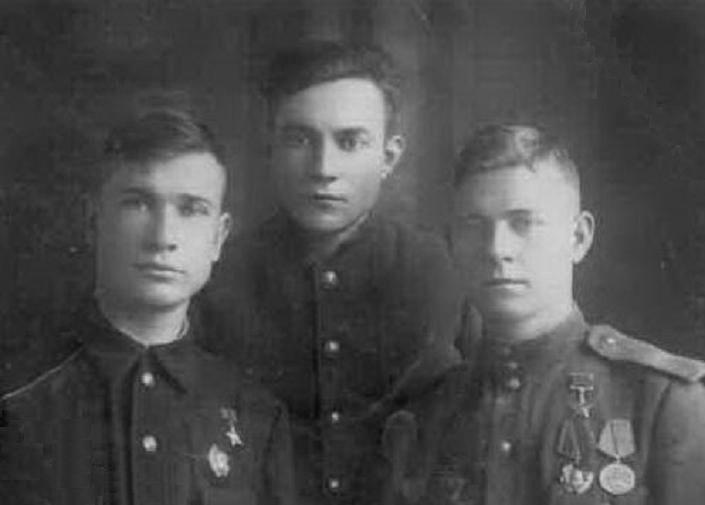 Н.И.Филоненко с однополчанами (крайний справа).