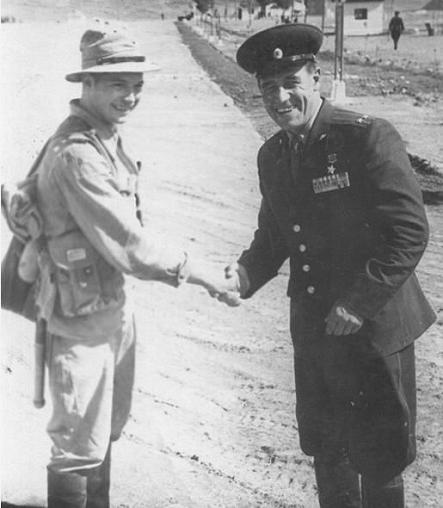 Подполковник М.В.Копытин с солдатом своей части.