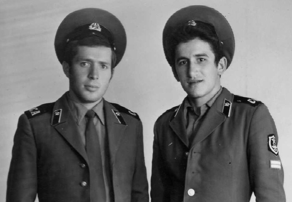 Р.М.Вахитов (слева) во время службы в армии. 1979-1981 гг.