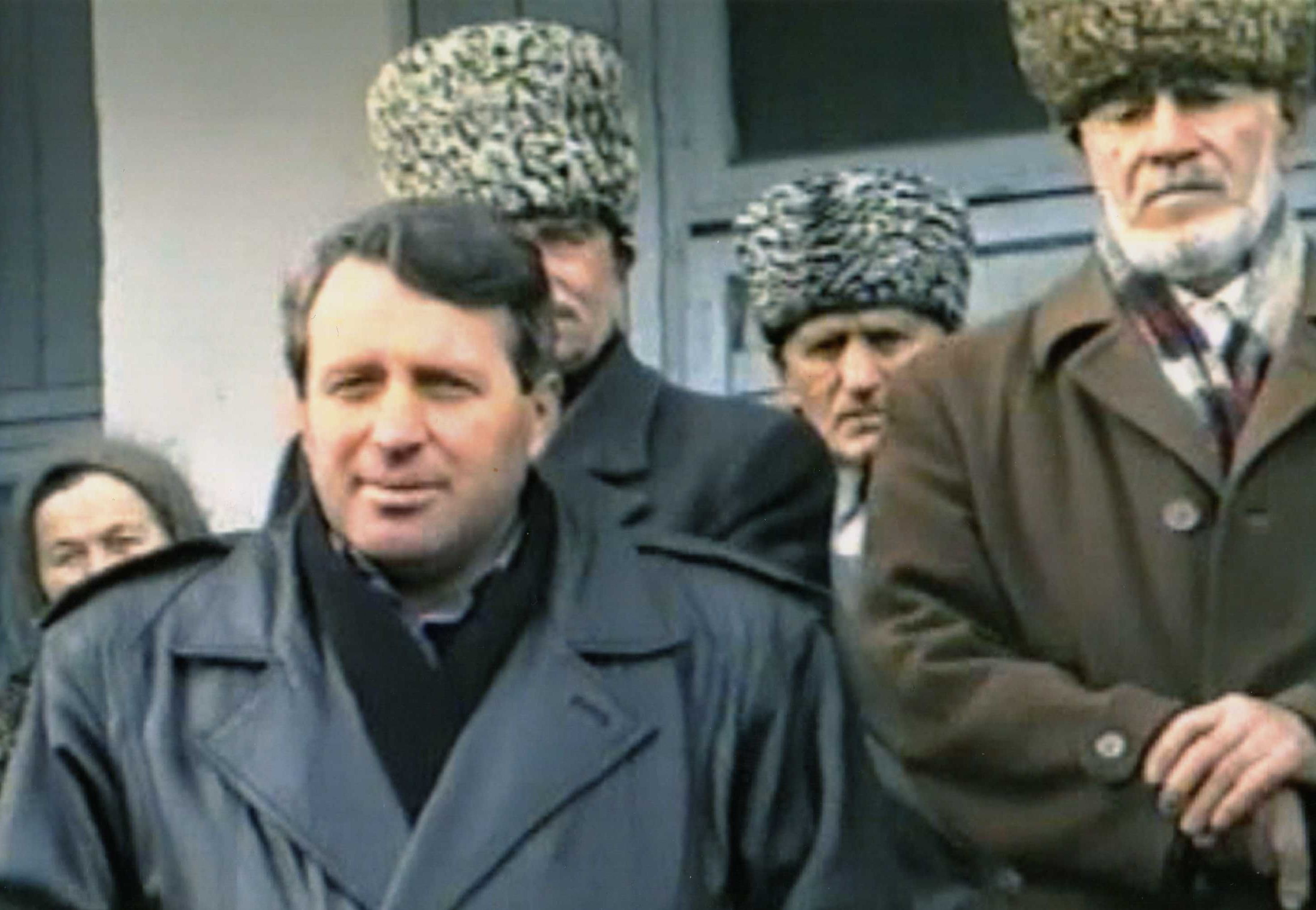 Р.М.Вахитов (слева) на сходе жителей села Алхан-Юрт. 1997 г.