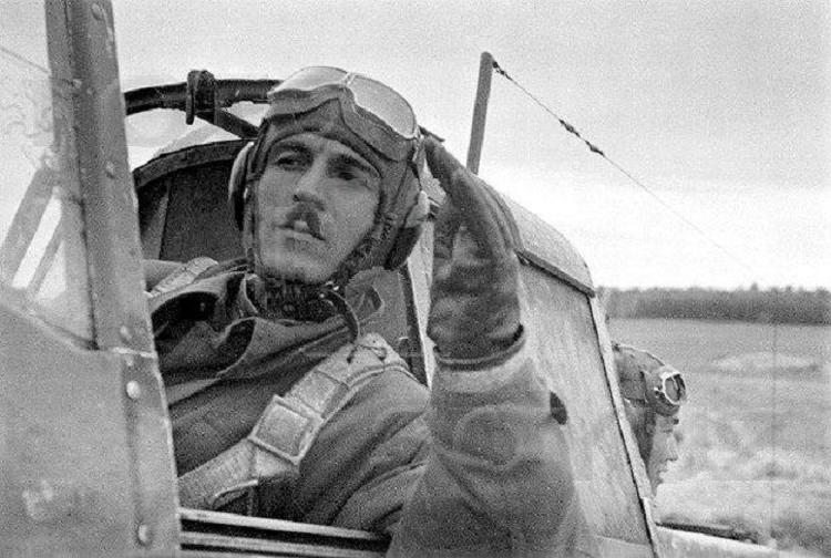 Капитан Н.А.Рожнов и его воздушный стрелок в кабине Ил-2.