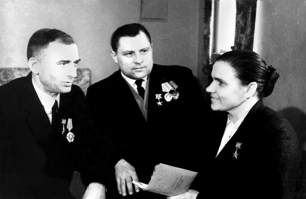 Члены комиссии по разработке устава сельскохозяйственной артели (слева направо) Д.И.Тендитник, Н.Т.Юрченко, М.Л.Гайдар. 1969 год.