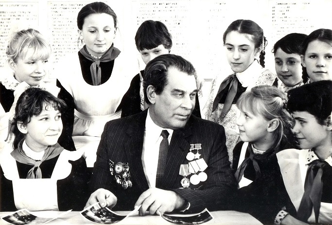 И.С.Сундиев со школьниками