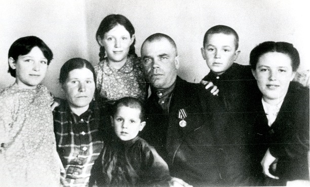 Н.К.Пурик с семьёй.