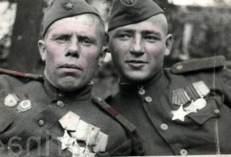 М.А.Максимов (слева) с товарищем