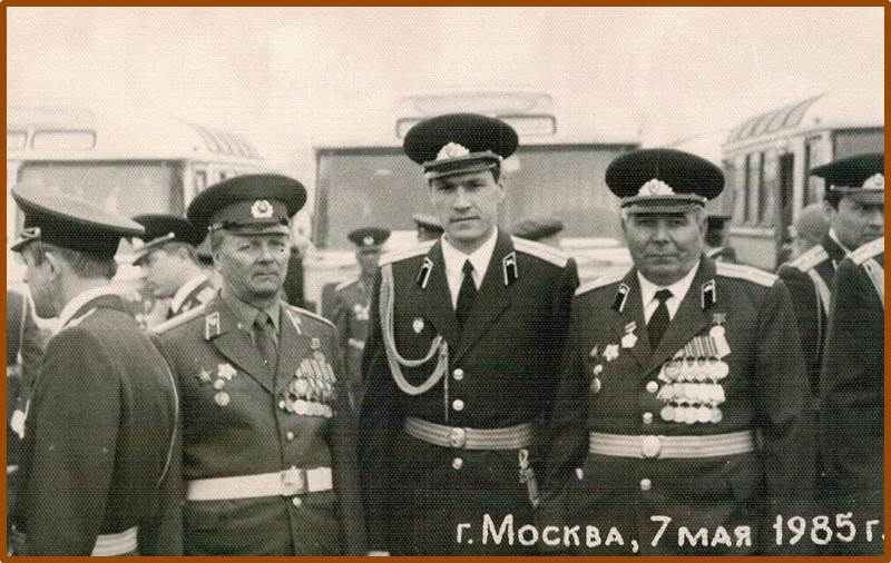 И.И.Кириллов (слева) на тренировке парада. 1985 г. 