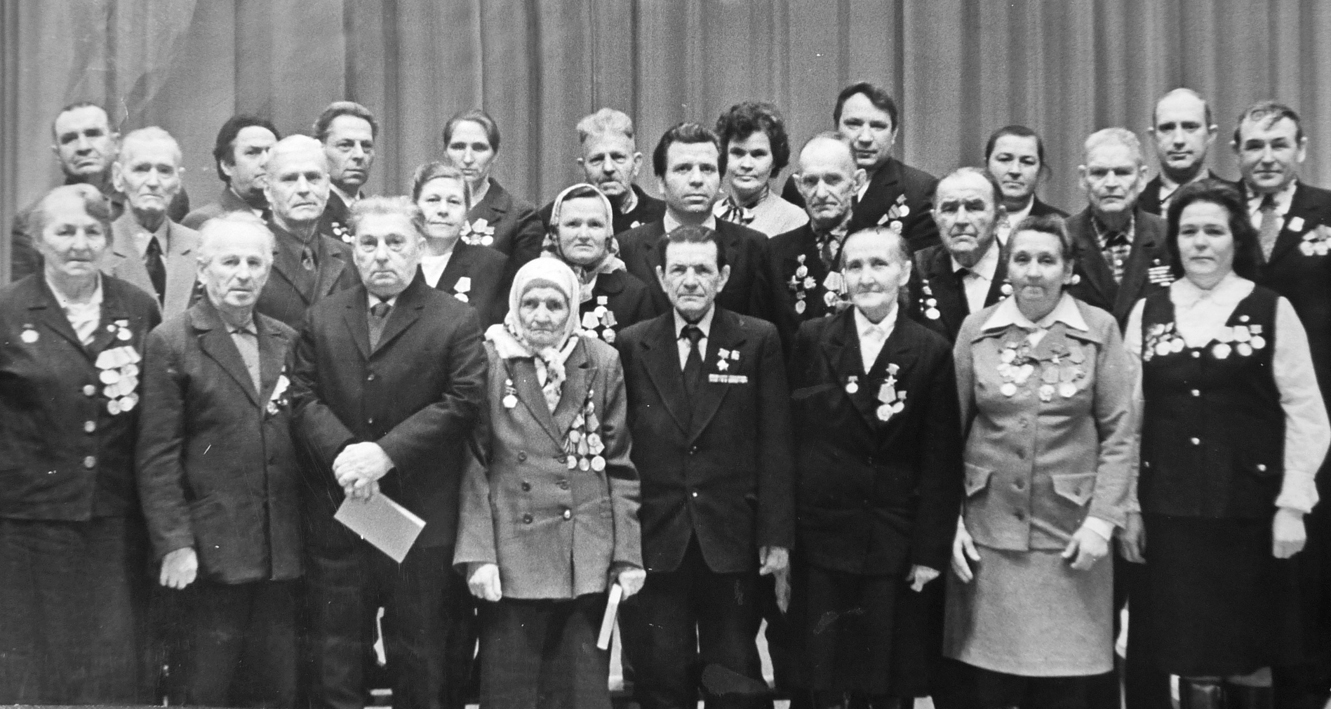 Е.П.Ковальчук с группой ветеранов войны и труда, начало 1970-х годов