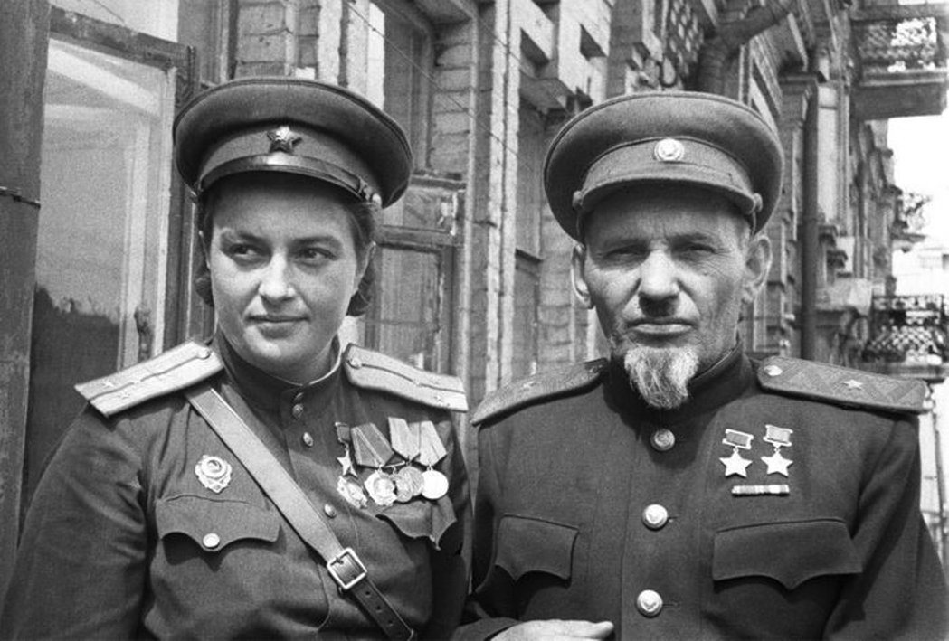 Л.М.Павличенко и С.А.Ковпак, 1944 год