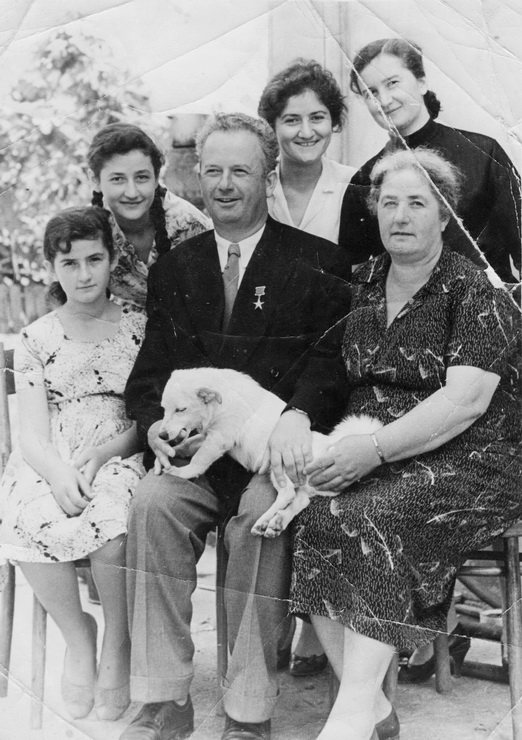 С. П. Эбралидзе с семьёй 