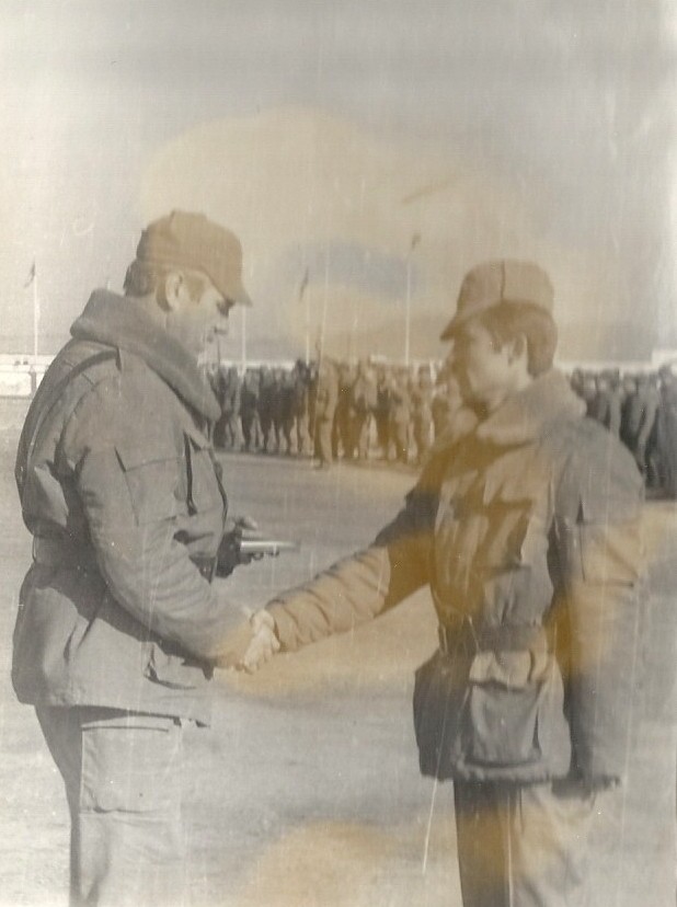 Командующий 5-й дивизии генерал-майор Касперович вручает орден Красной Звезды старшему лейтенанту Касьянову