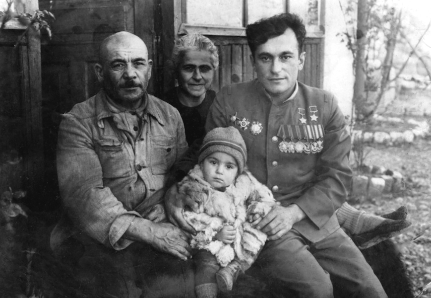 Амет-хан Султан с родителями и сыном, 1946 год