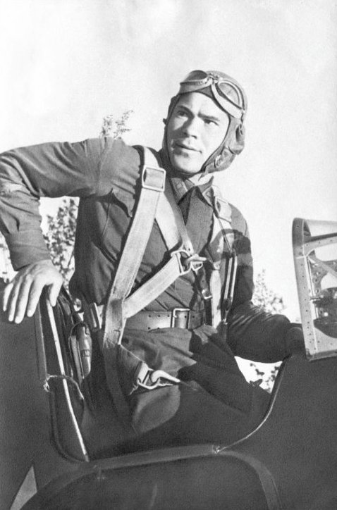 П.Т.Харитонов на своем самолете