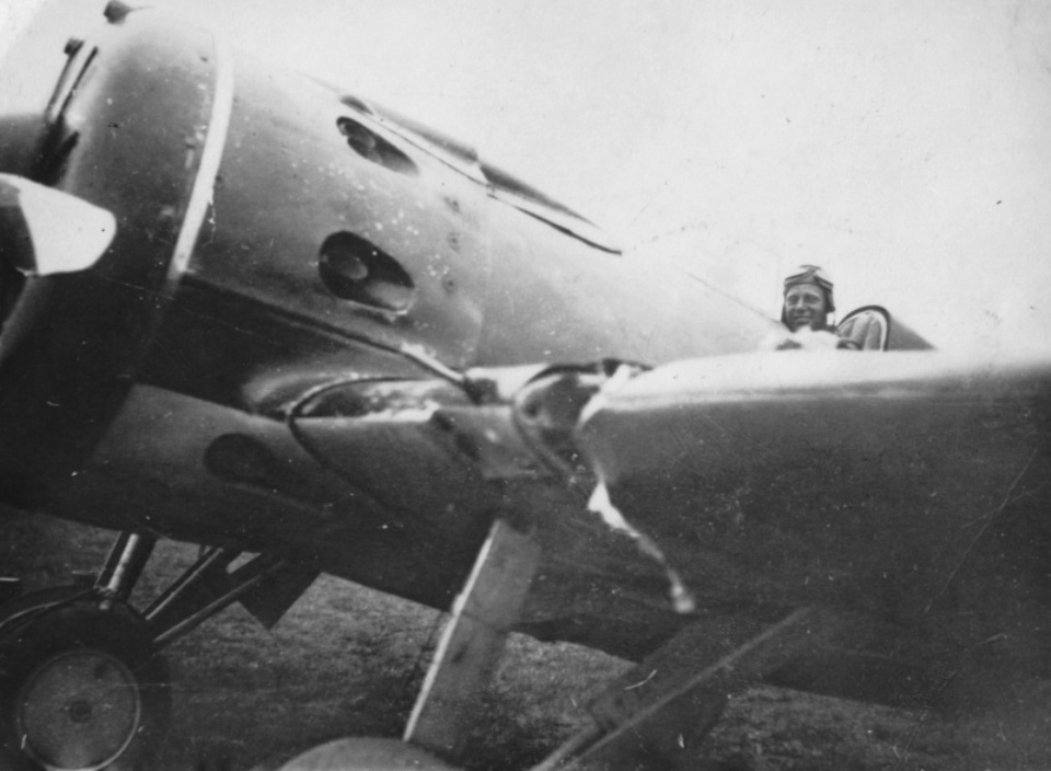 В.Ф. Скобарихин у своего самолета после тарана