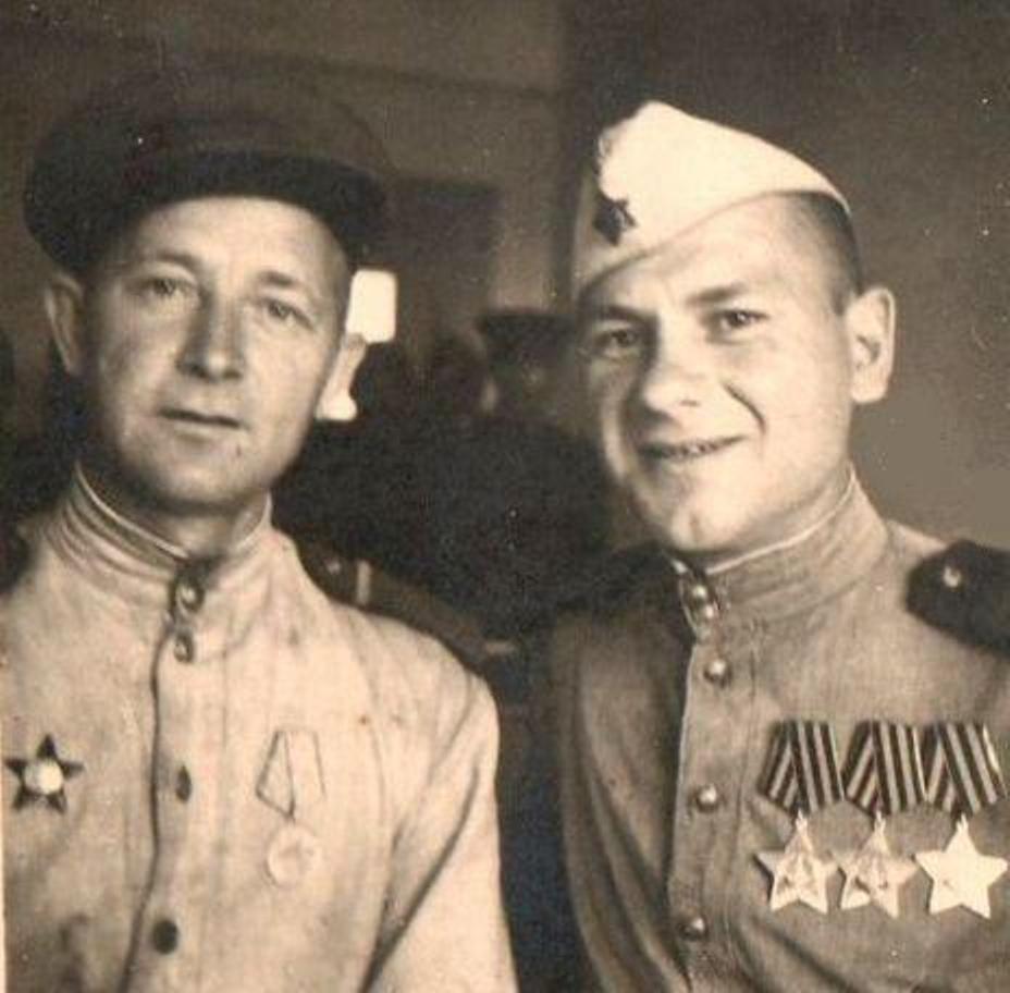 А.Т. Молодан (справа) с боевым товарищем
