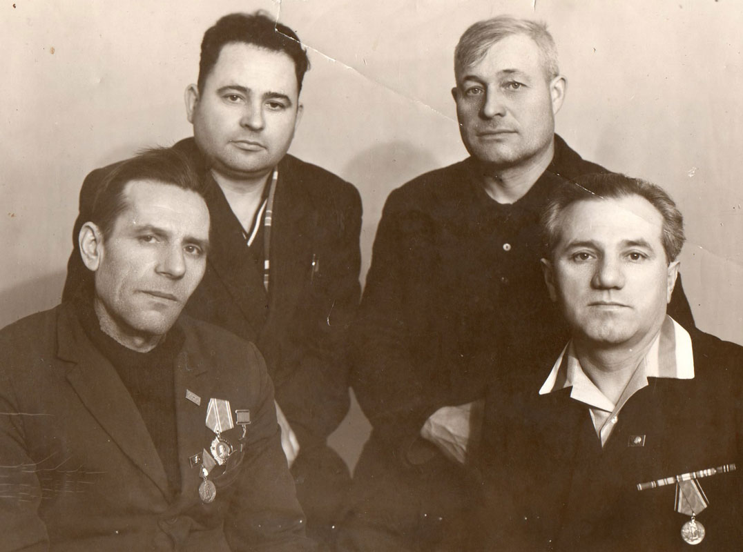 Дмитрий Остапенко с друзьями и старшим братом (справа вверху)