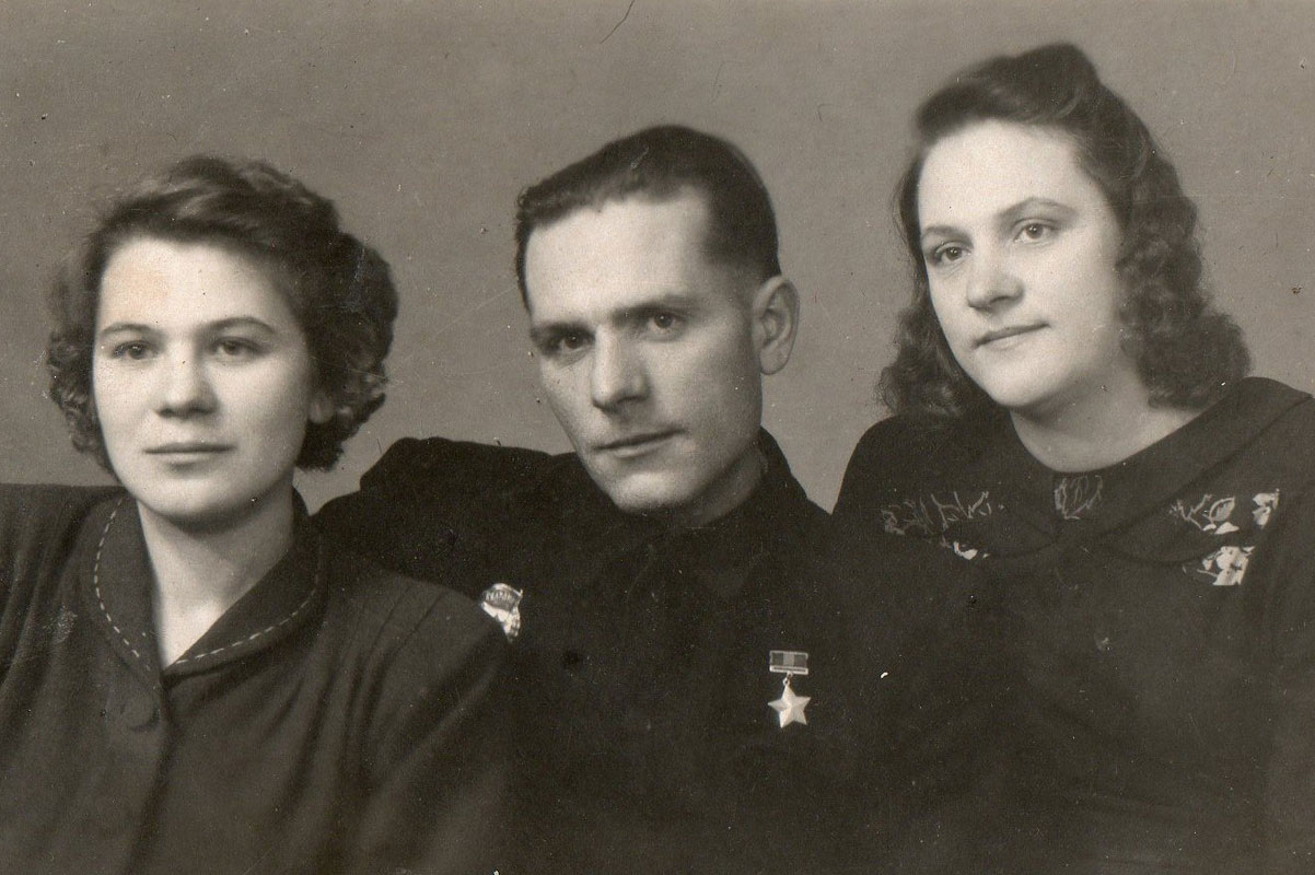 Дмитрий Остапенко с сестрами