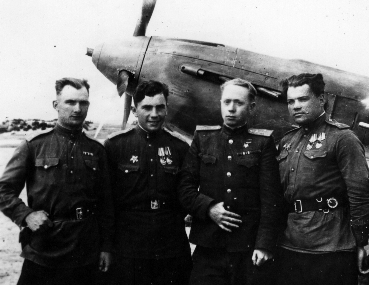Н.С.Конышев с боевыми товарищами (крайний справа, рядом с ним Герой Советского Союза П.А.Пологов), 1944 год
