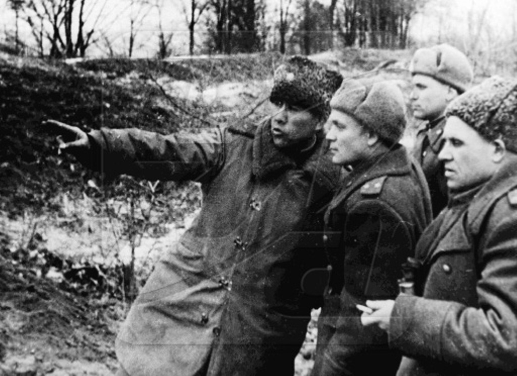 С.У. Рахимов (слева) при постановке боевой задачи