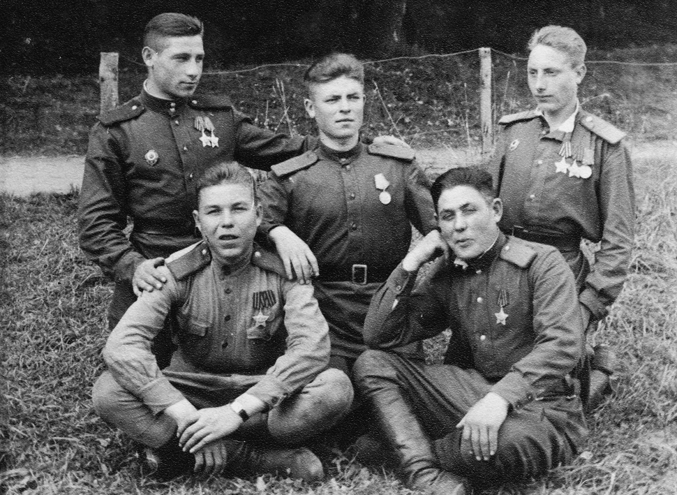 А.К.Терехов с однополчанами, 1945 год