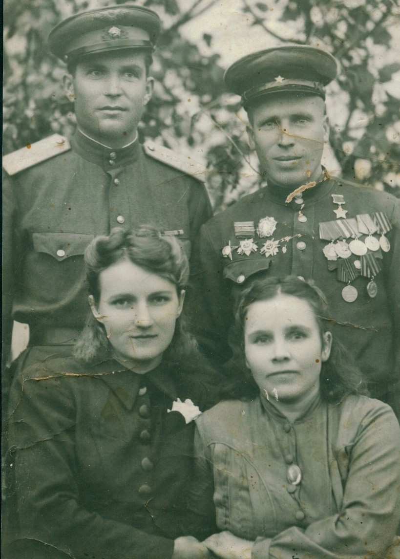 Коваленко П.В. со знакомыми (снимок с сайта sammler.ru)
