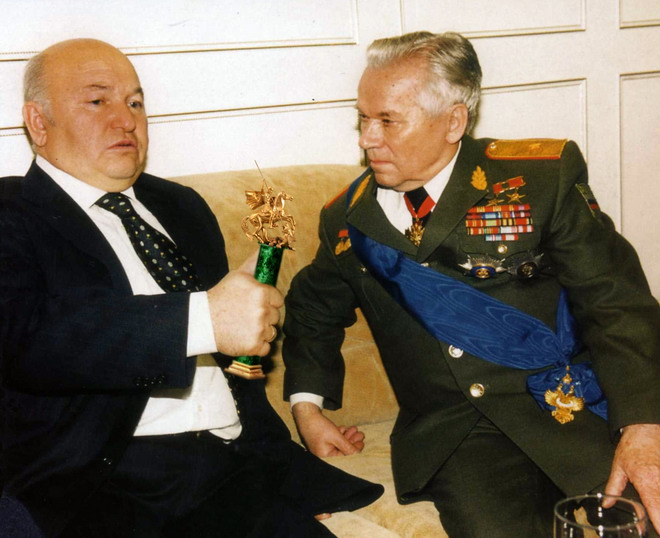 Михаил Калашников с мэром Москвы Юрием Лужковым